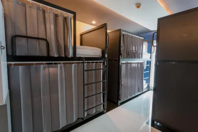 带共用浴室的六人混合宿舍床位 — BearPacker Patong Hostel