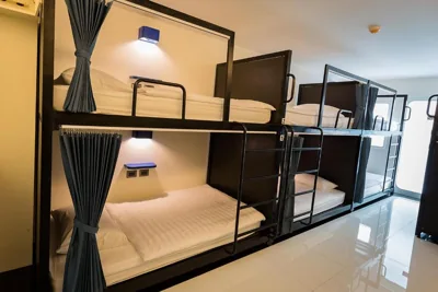 带共用浴室的八人混合宿舍床位 — BearPacker Patong Hostel